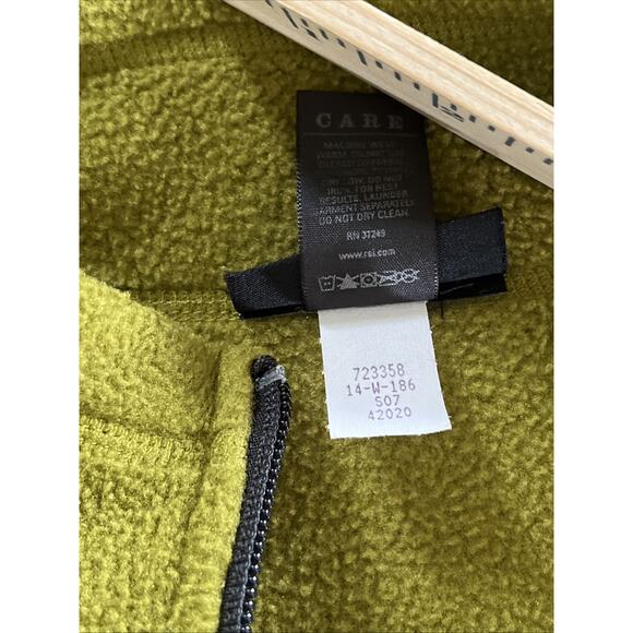 REI Fleece Vest Womens Size M Olive Green Zip Outdoors Hiking - Picture 11 of 11